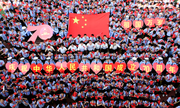 枣庄市中交警与小学生开展“歌唱祖国祝福祖国”活动