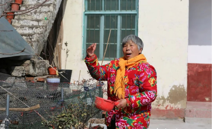 枣庄老奶奶唱歌爆火！网友戏称为“满级老奶奶”